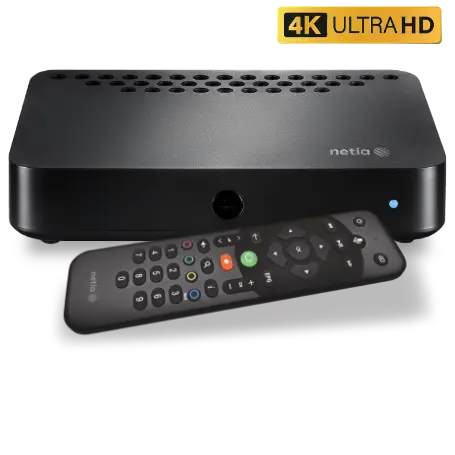 Modem 4K Ultra HD z pilotem do telewizora na stoliku w salonie