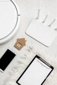 Router Wi-Fi Netia otoczony urządzeniami inteligentnego domu – widok z góry.